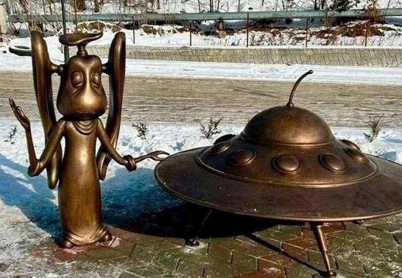 Арт-объект инопланетянина с тарелкой