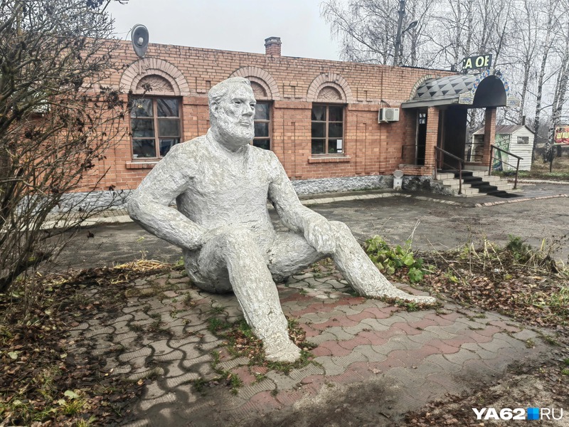 Ну и куда же без аномального для наших мест сасовского Хемингуэя Статуя
